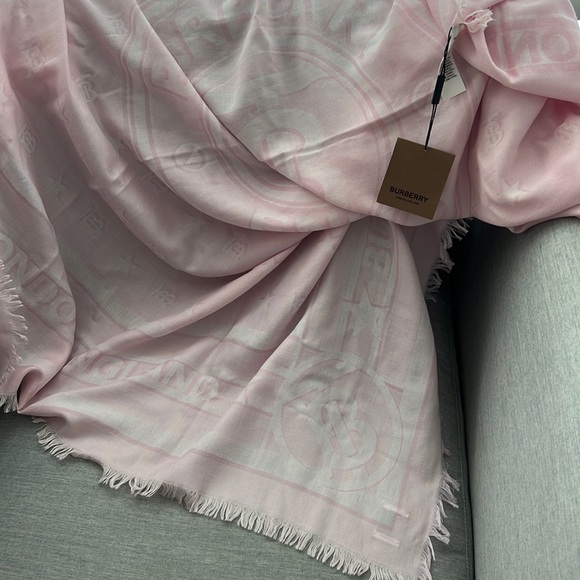 Burberry scarf - Picture 1 of 3